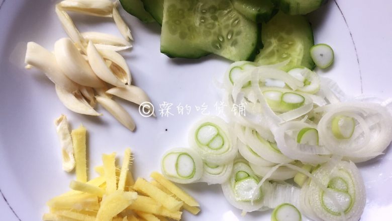 虾仁炒面筋,黄瓜和大葱切片,姜蒜切丝。