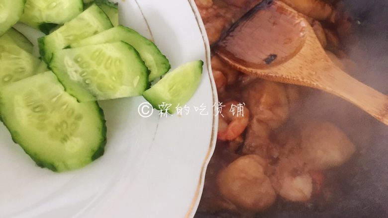 虾仁炒面筋,随后加入黄瓜,快速的翻炒均匀