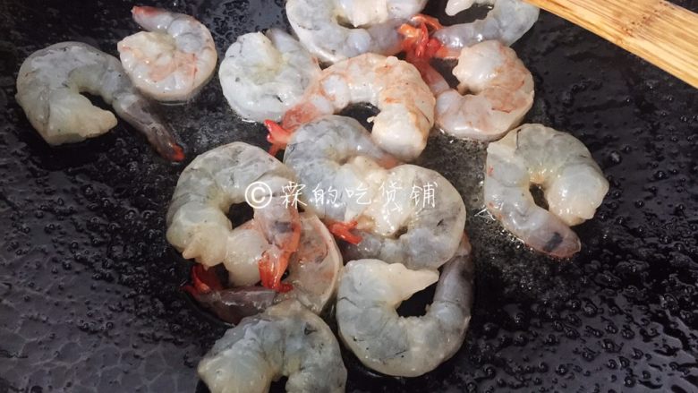 虾仁炒面筋,随后放入虾仁,滑炒至变色,盛出。