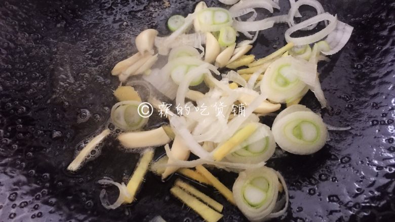虾仁炒面筋,留底油,放入姜蒜葱,煸香。