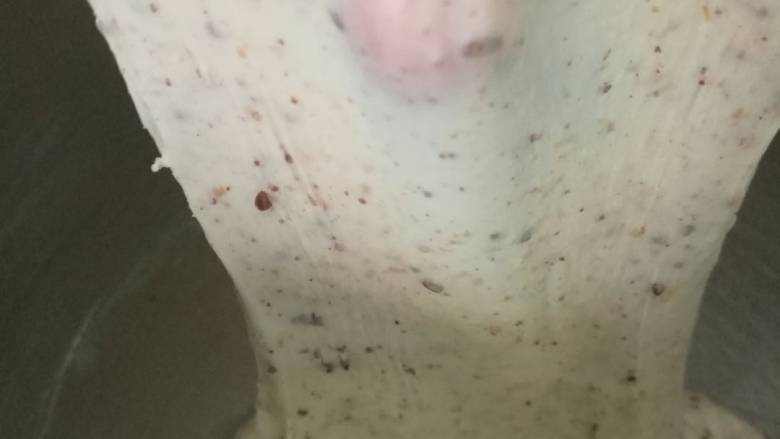 芝士培根软欧面包,就是这样,可以出薄膜的状态。实在打不到这样,厚一点膜也可以,只要不是一拉就破。软欧对出膜的要求没有那么严格,但是尽量一定要出膜,只有出膜了才能保证更好的味道。没有出膜的情况,1.打发不够;2.材料比例不对;3.酵母失效了。