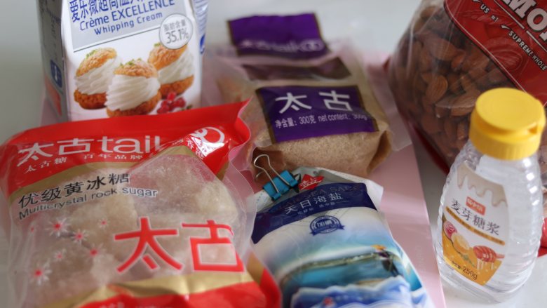 杏仁太妃糖(冰糖版),准备食材,用到了大块的<a style='color:red;display:inline-block;' href='/shicai/ 130180'>黄冰糖</a>,需要处理成小块或者粉状。