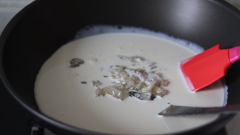 杏仁太妃糖(冰糖版),中小火加热不粘锅,用硅胶铲多搅一下,不要糊底,让冰糖小块也尽快融化。