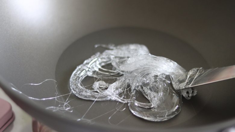 杏仁太妃糖(冰糖版),需要用到不粘锅,根据自己制作的量来选择锅的大小。把<a style='color:red;display:inline-block;' href='/shicai/ 867'>麦芽糖</a>放到锅中。