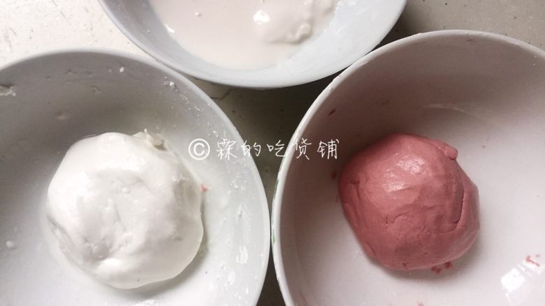 雨花石黑芝麻汤圆,少量多次的加入开水,把糯米粉揉成湿润但不粘手的面团。木薯粉,由于它的特性,加入开水后拌至没有干粉就可以了,不用理会它象一摊烂泥一样的状态。