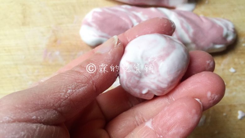 雨花石黑芝麻汤圆,随后摘成大小合适的剂子,揉圆。
