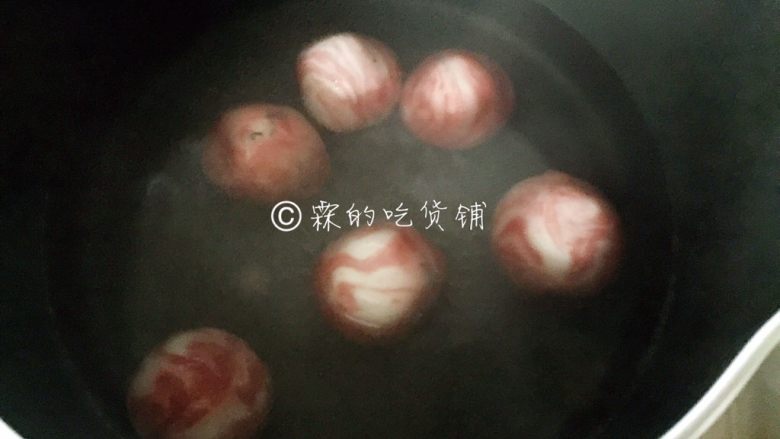 雨花石黑芝麻汤圆,锅里水烧开,下汤圆后小火慢煮,直至汤圆浮起就是熟了。