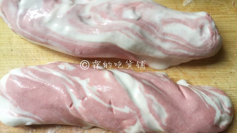 雨花石黑芝麻汤圆,就象这样(如果不好操作,可以分成两份来揉捏混合。)