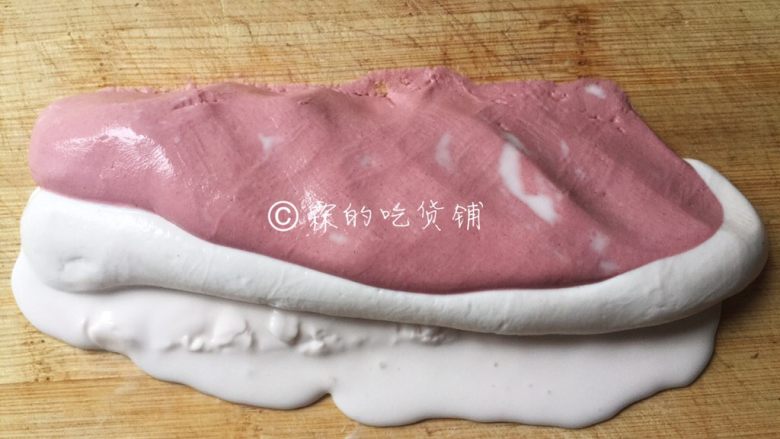 雨花石黑芝麻汤圆,把三个粉团都搓成长条,然后充分的揉捏混合,混合得越透彻,成品的花纹就越漂亮。