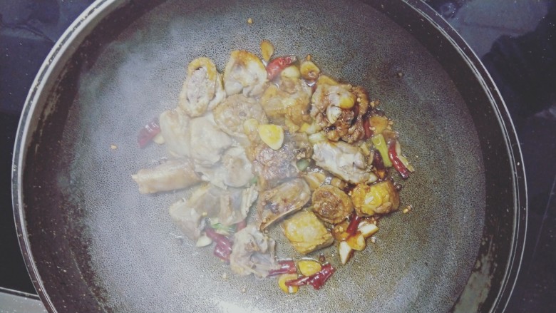 咸鹅烧河蚌,倒入准备好的咸鹅,加入<a style='color:red;display:inline-block;' href='/shicai/ 718'>料酒</a>,鸡精爆炒五分钟,然后加水盖上盖子大火烧五分钟