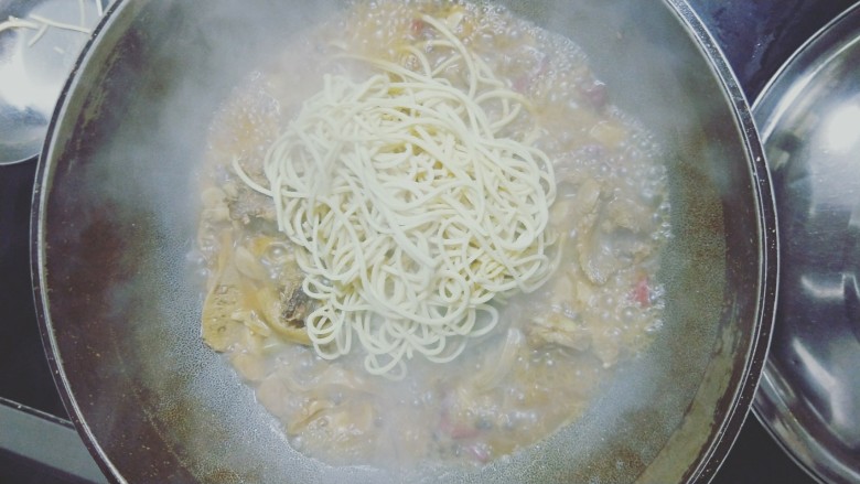 咸鹅烧河蚌,烧至水快干的时候放上<a style='color:red;display:inline-block;' href='/shicai/ 7749'>千张</a>,然后搅拌均匀