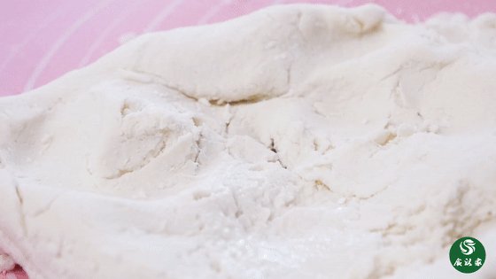 桂花核桃香汤圆,煮好的小团,放入糯米团中,一起揉成团。这样操作能使面团更加有粘性。煮好的小团,最好是分成小份,一次加入一点,揉揉再加入。
