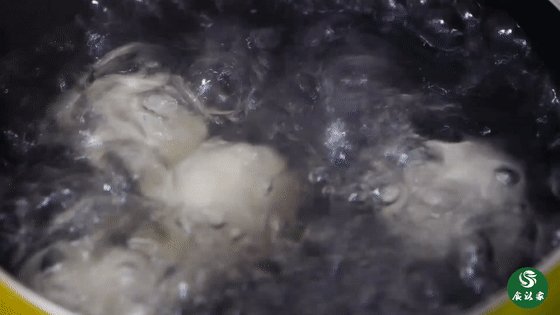 桂花核桃香汤圆,锅内水煮沸,放入汤圆,煮至汤圆浮在水上就好了。