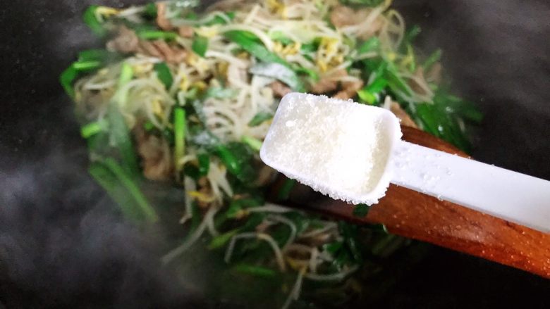 青丝白玉炒牛肉,加一小勺细砂糖,翻炒均匀,即可
