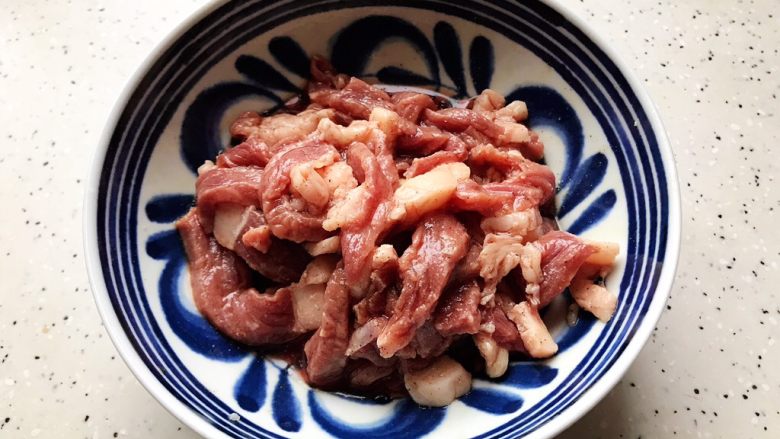 青丝白玉炒牛肉,抓均匀,腌制,备用