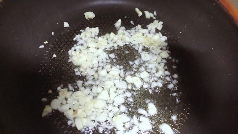 蚝汁鲍鱼,锅中烧油,大蒜籽切末炒香