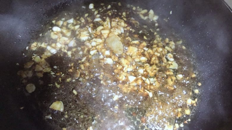 蚝汁鲍鱼,倒入鲍鱼汁,可以加一点水淀粉勾芡,汤汁收到浓稠即可