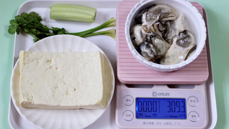海蛎子豆腐汤,首先备齐所有的食材,<a style='color:red;display:inline-block;' href='/shicai/ 476'>北豆腐</a>洗净后用刀切块,海蛎子提前用清水冲洗干净。