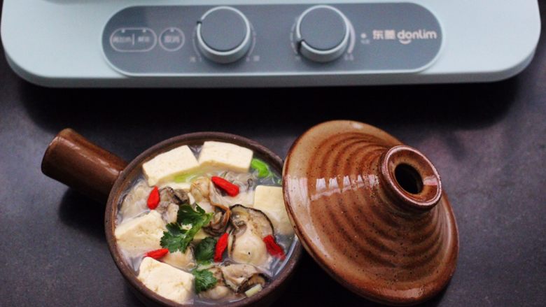 海蛎子豆腐汤,把做好的海蛎子豆腐汤盛出后,撒上<a style='color:red;display:inline-block;' href='/shicai/ 673'>枸杞</a>即可食用咯。
