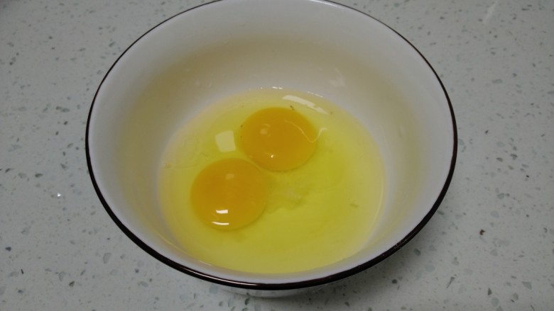炸燕麦鸡翅根,<a style='color:red;display:inline-block;' href='/shicai/ 9'>鸡蛋</a>打入碗中,加入适量盐。