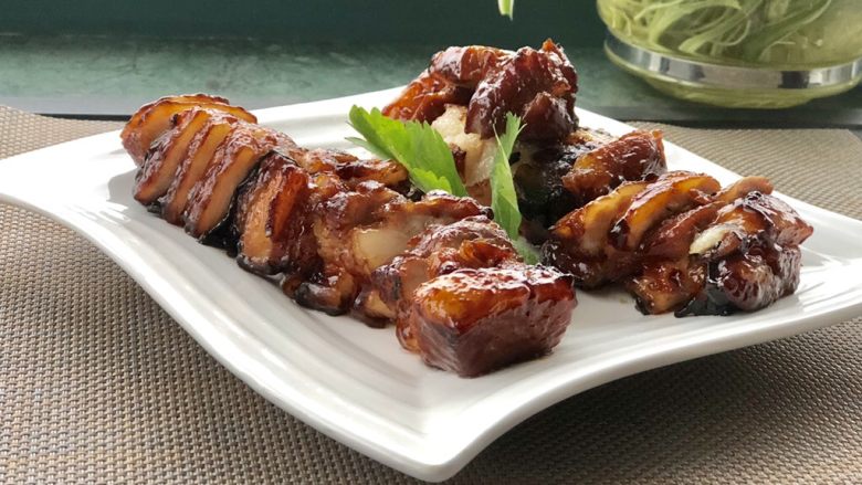 黯然销魂叉烧饭,我喜欢稍硬一点的叉烧,所以放烤箱里烤了一会儿。 最后拿出来,喜欢甜的童鞋,可以再刷一层<a style='color:red;display:inline-block;' href='/shicai/ 865'>蜂蜜</a>。