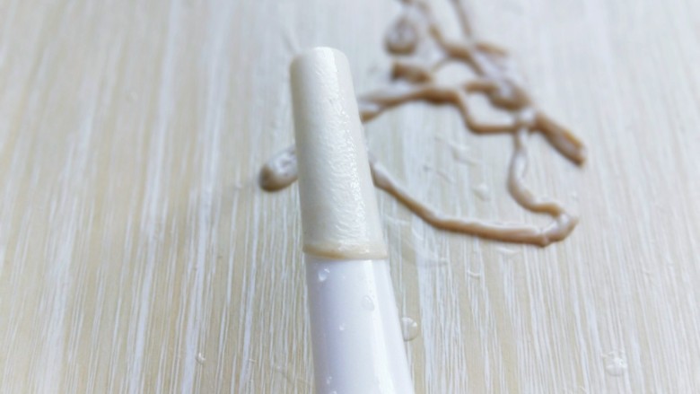自制蒜香脆皮肠,泡好的肠衣套在灌肠器的口上,如图。