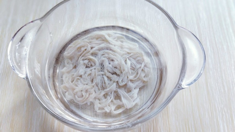 自制蒜香脆皮肠,肠衣冷水冲洗干净,再用冷水泡30分钟。(一定是冷水哈,肠衣会有少许腥味,可以有用料酒泡也可以。)