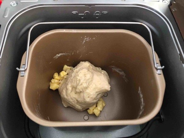椰蓉餐包,主料除黄油外全部放入面包机中揉面15分钟后加入软化的黄油，小块，在此揉面25分钟