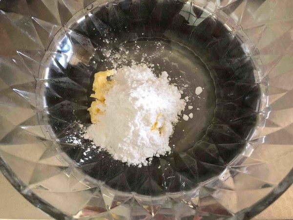 椰蓉餐包,发酵的时间用来制作馅料，辅料中的黄油室温软化后加入糖粉搅拌均匀