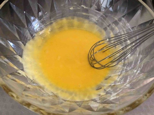 椰蓉餐包,分三次加入蛋液30克，搅拌均匀