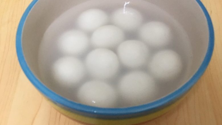 炸汤圆,捞出汤圆凉水冲洗降温
