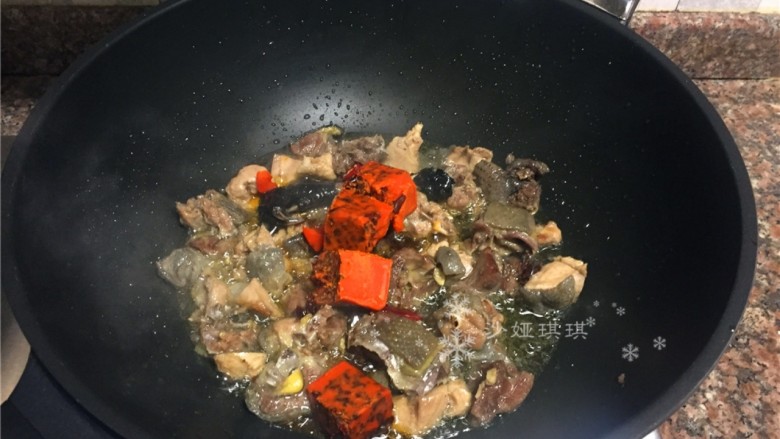 红烧跑山鸡,放入火锅料炒至完全化开,小火慢炒。