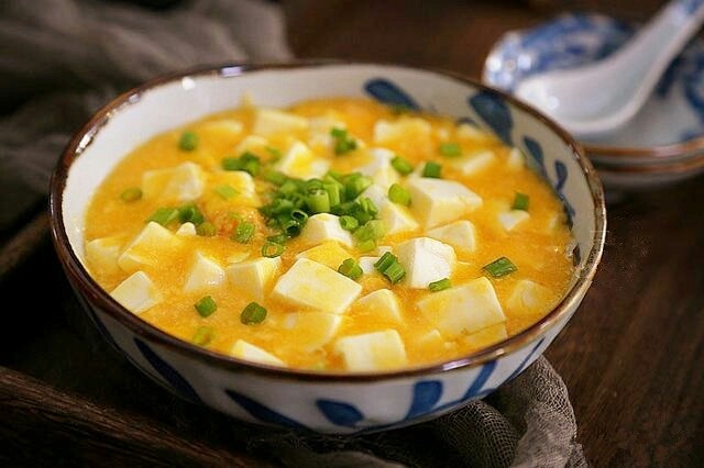 蟹黄豆腐,汤都好喝的蟹黄豆腐做好啦!