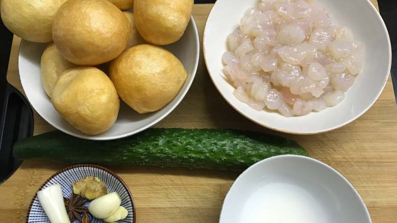 虾仁面筋,准备好材料,