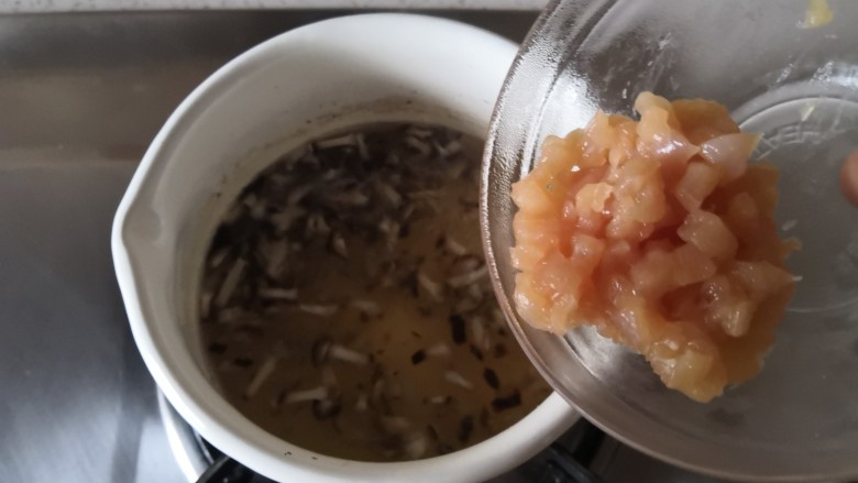 香菇鸡肉燕麦粥,煮开后转小火,加入鸡肉。