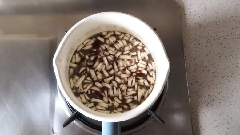 香菇鸡肉燕麦粥,小锅里倒入清水,加入香菇。