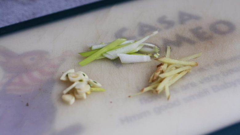 官烧目鱼条(天津菜),葱切丝,姜切丝,蒜切片。