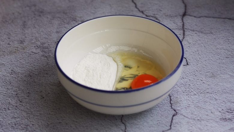官烧目鱼条(天津菜),调脆炸糊,把<a style='color:red;display:inline-block;' href='/shicai/ 9'>鸡蛋</a>、淀粉放在较大的容器里。