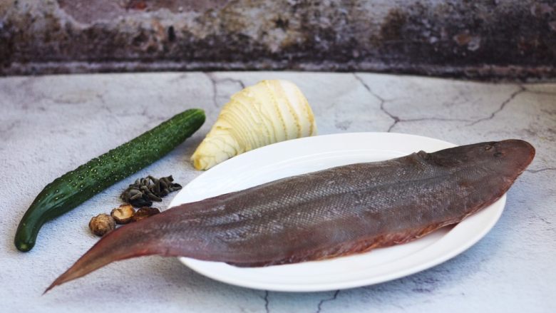 官烧目鱼条(天津菜),准备食材。