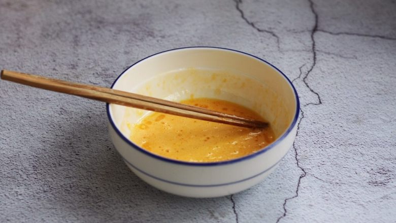 官烧目鱼条(天津菜),再放入1勺的食用油搅拌均匀备用。
加入油能起到融合丝滑,增加口感的作用。
