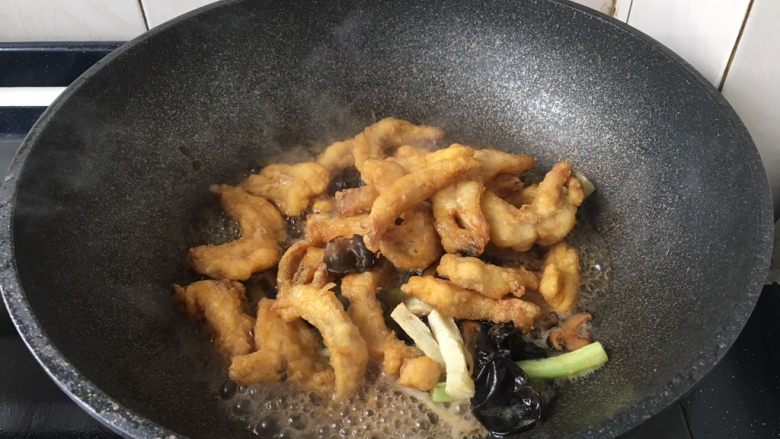 官烧目鱼条(天津菜),倒入鳎目鱼鱼条,冬菇、冬笋、木耳、黄瓜。