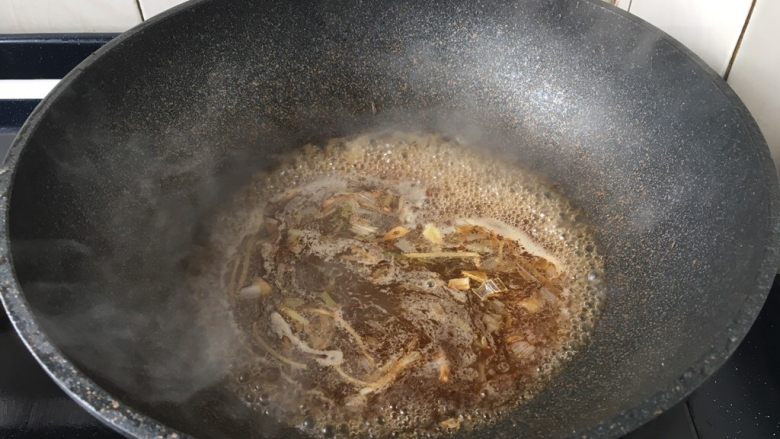 官烧目鱼条(天津菜),烹入步骤7的碗汁,小火煮开。