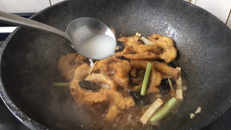 官烧目鱼条(天津菜),颠勺翻炒均匀的同时以湿淀粉勾芡。