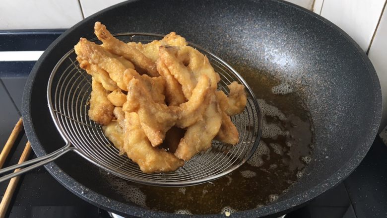 官烧目鱼条(天津菜),炸成金黄色,捞出沥油。