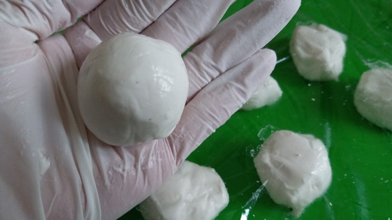 黑芝麻汤圆,拿一个面团在手心按扁,放上芝麻馅儿,包好捏紧收口!再搓圆,依次做好。吃不完的汤圆放冷冻室冻起来,想吃的时候便拿出来煮,无需解冻!