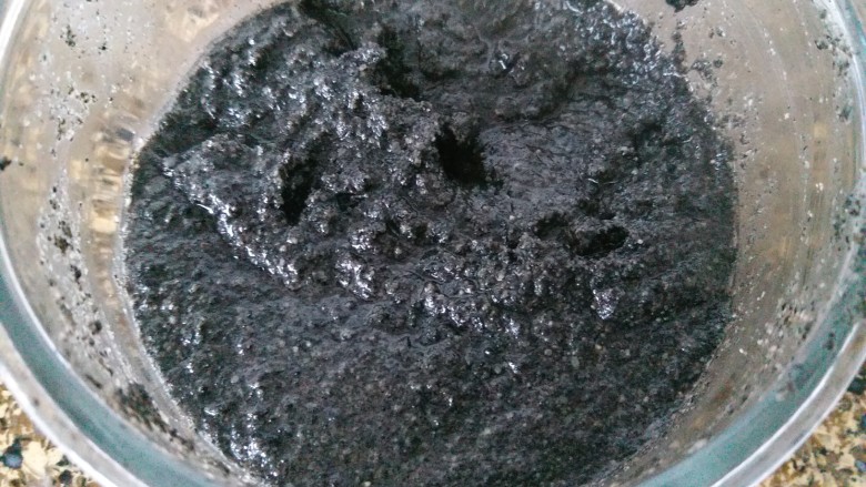 黑芝麻汤圆,一起拌均匀后,把黑芝麻馅儿放冰箱冷冻起来