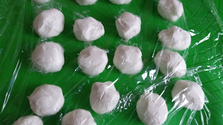 黑芝麻汤圆,再把糯米面团分成15克一个,用保鲜膜覆盖好
