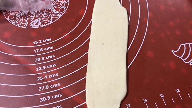 金沙奶黄馅老婆饼,按顺序取一个擀成长条,不要太长,容易混酥。