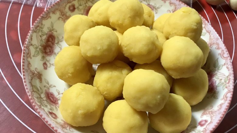 金沙奶黄馅老婆饼,事先准备好的金沙奶黄馅,20克一个搓成球备用。