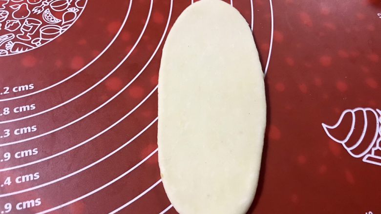 金沙奶黄馅老婆饼,取一个包好的面团擀成牛舌状。